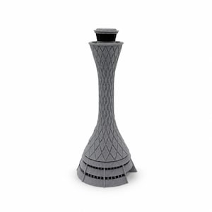 Puede incluir: Un modelo impreso en 3D de color gris que representa una torre alta con una base ensanchada y un fuste esbelto y texturizado con un patrón de diamantes repetitivo. La sección superior incluye un mirador circular oscuro con una tapa plana.