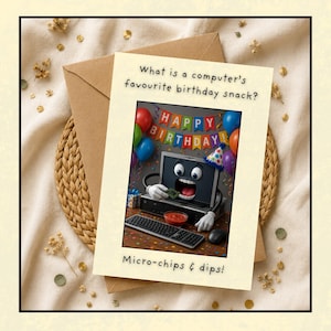 Peut inclure: Carte d'anniversaire avec un personnage d'ordinateur, des ballons et le texte "Happy Birthday!". La carte demande "Quel est le snack d'anniversaire préféré d'un ordinateur ?" et répond "Micro-chips & dips!"
