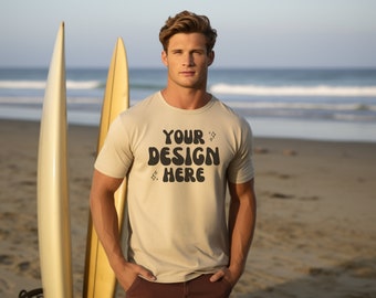 Mockup da spiaggia Bella Canvas 3001 da uomo / T-shirt da uomo Bella Canvas Sand / Mockup da spiaggia da uomo / Mockup di maglietta beige modello maschile / Manly Mocks