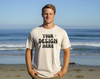 Mockup da spiaggia Bella Canvas 3001 da uomo / T-shirt da uomo Bella Canvas Sand / Mockup da spiaggia da uomo / Mockup di maglietta beige modello maschile / Vacay Mocks