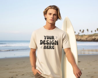 Mockup da spiaggia Bella Canvas 3001 da uomo / T-shirt Gildan Sand maschile / Mockup da spiaggia da uomo / Mockup di maglietta beige modello maschile / Mockup da uomo estivo