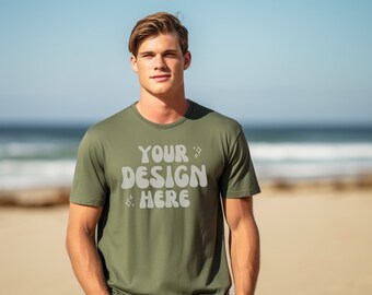 Gildan 64000 Mockup da spiaggia da uomo / T-shirt verde oliva Bella Canvas maschile / Mockup da spiaggia da uomo / Mockup di camicia verde modello maschile / Vacation Manly