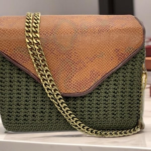 Abtei - Handgefertigte gehäkelte Handtasche aus khakifarbenem Cord mit hellbraunem Leder, burgunderfarbenen Akzenten und einer vielseitigen Bronzekette. Schick, Elegant & Zeitlos.