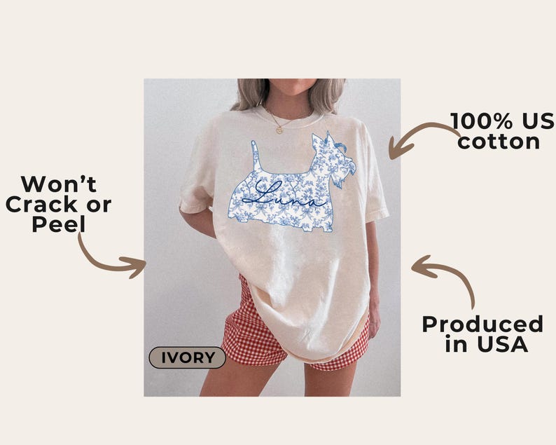 Pu&ograve; includere: T-shirt color avorio con un disegno floreale blu di un cane con il nome "Luna". Realizzata in cotone americano. La maglietta &egrave; color crema chiaro.