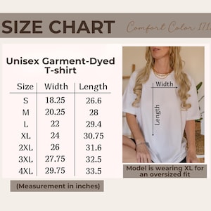 Pu&ograve; includere: Tabella delle taglie per una t-shirt unisex tinta in capo. La tabella mostra le taglie dalla S alla 4XL con misure di larghezza e lunghezza in pollici. La modella nell'immagine indossa una XL per una vestibilit&agrave; oversize. &Egrave; presente anche il testo "Comfort Color 1717".