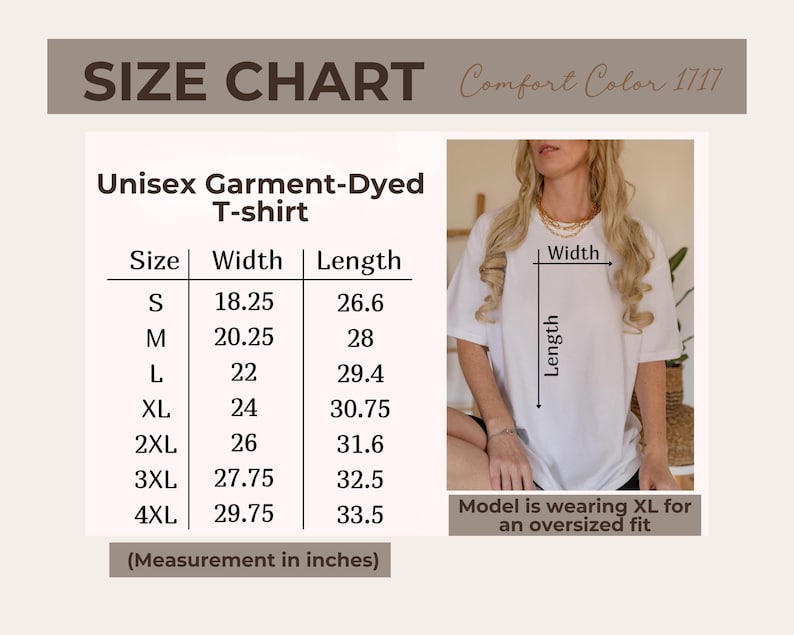 Pu&ograve; includere: Tabella delle taglie per una t-shirt unisex tinta in capo. La tabella mostra le taglie dalla S alla 4XL con misure di larghezza e lunghezza in pollici. La modella nell'immagine indossa una XL per una vestibilit&agrave; oversize. &Egrave; presente anche il testo "Comfort Color 1717".