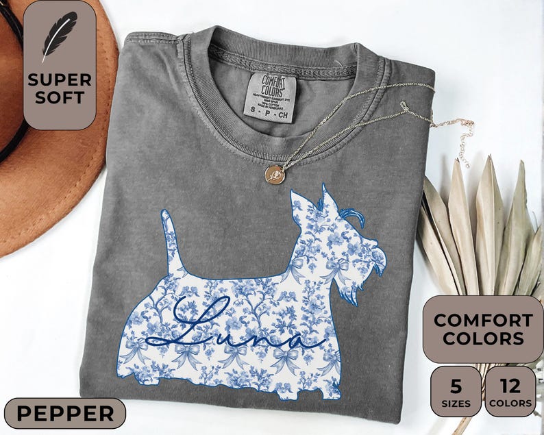 Pu&ograve; includere: T-shirt grigio Comfort Colors con un design floreale blu e bianco di un cane e il nome "Luna". La maglietta ha le parole "Super Soft" e "Pepper" stampate sopra. Disponibile in 5 taglie e 12 colori.