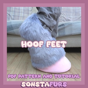 Puede incluir: Primer plano de una cubierta para pies con forma de pezuña. La parte superior está cubierta de piel sintética gris, que se transforma en una pezuña rosa. El texto "HOOF FEET" se muestra encima del pie, con "PDF PATTERN AND TUTORIAL" y "SONSTAFURS" debajo.
