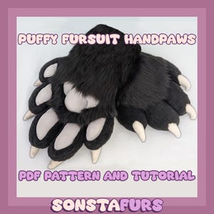 Könnte beinhalten: Schwarze und weiße, pelzige Handpfoten mit weißen Pfotenballen und Krallen. Der Text "PUFFY FURSUIT HANDPAWS" steht oben, "PDF PATTERN AND TUTORIAL" in der Mitte und "SONSTAFURS" unten, alles in einem lila Rahmen.