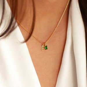 Collar con piedra natal y pequeña inicial de oro / Collar con piedra natal para mujeres o niñas / Collar personalizado con inicial y piedra natal como regalo