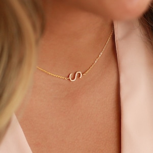 Collar con letra lateral pavimentada con circonita cúbica / Collar con inicial lateral / Joyería con inicial de oro, Collar con letra mayúscula de circonita cúbica, Collar para novia