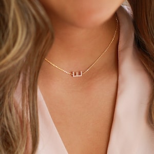 Delicado collar con inicial lateral de oro / collar con letra lateral con pavé de circonita cúbica / collar con inicial de oro / collar con etiqueta con inicial / collar de regalo para mamá