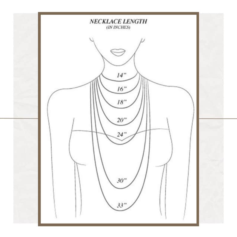 Puede incluir: Diagrama que ilustra las longitudes de los collares, con medidas en pulgadas. La imagen muestra una figura estilizada con collares de diferentes longitudes, de 35,5 cm a 83,8 cm, para ayudar a elegir la talla. El texto "NECKLACE LENGTH (IN INCHES)" est&aacute; en la parte superior.