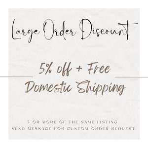 Puede incluir: Gr&aacute;fico color crema con texto en una mezcla de cursiva y sans-serif. El texto dice "Large Order Discount", "5% off + Free Domestic Shipping", y detalles sobre pedidos personalizados para compras al por mayor.