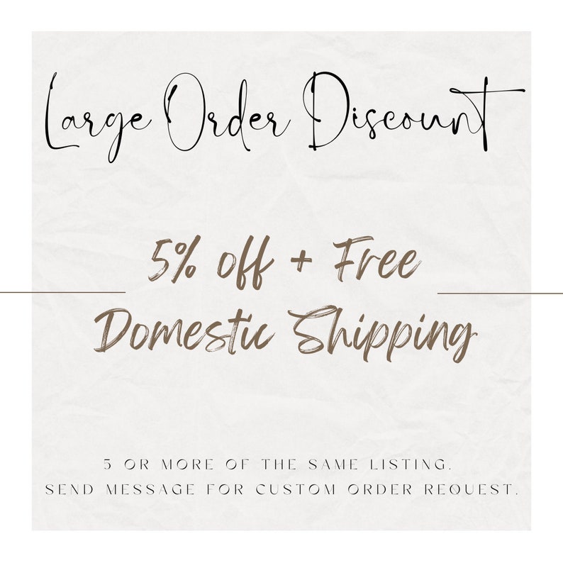 Puede incluir: Gr&aacute;fico color crema con texto en una mezcla de cursiva y sans-serif. El texto dice "Large Order Discount", "5% off + Free Domestic Shipping", y detalles sobre pedidos personalizados para compras al por mayor.