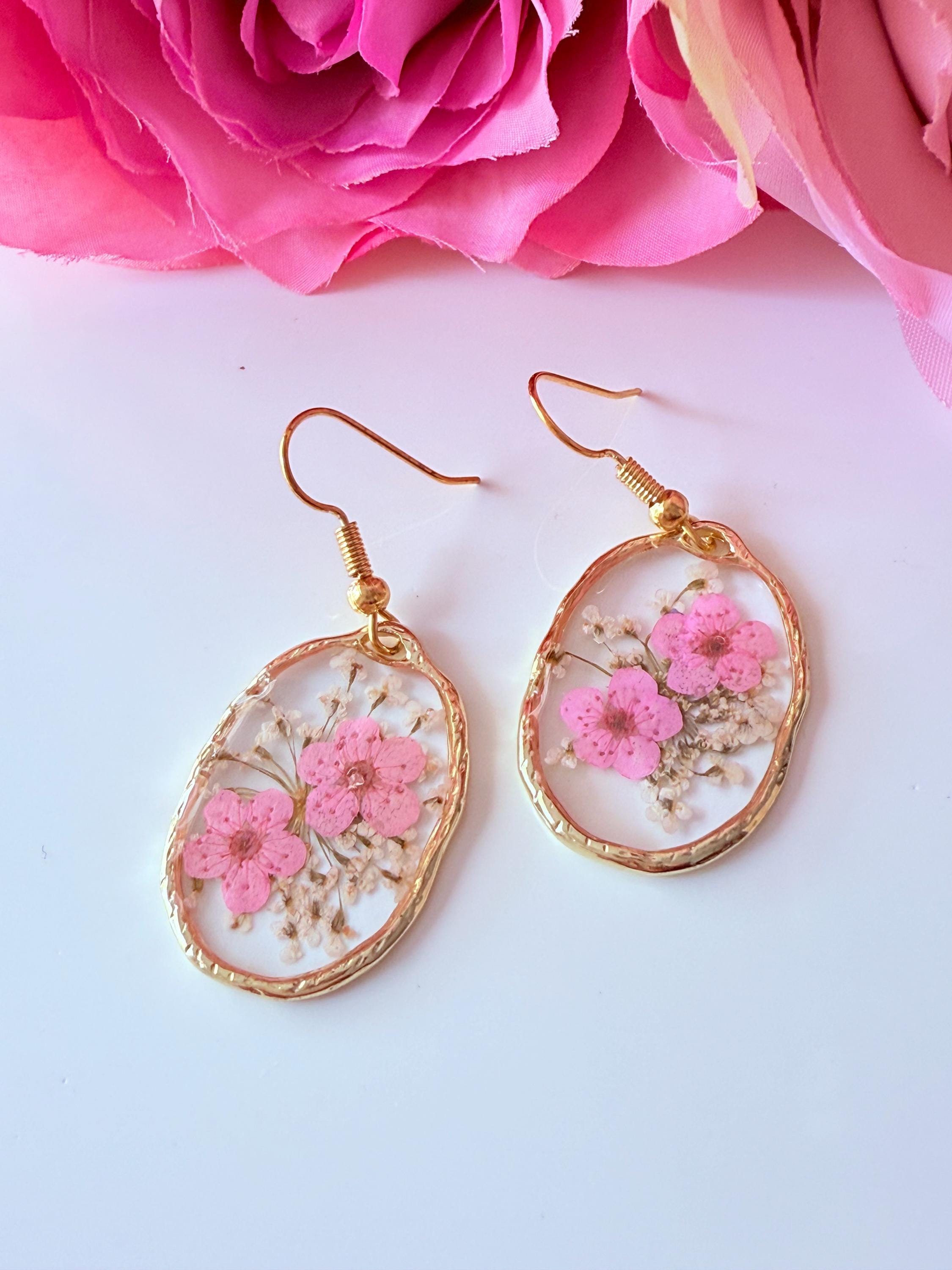 ドライフラワー樹脂イヤリング、花柄樹脂イヤリング、ハンドメイド 