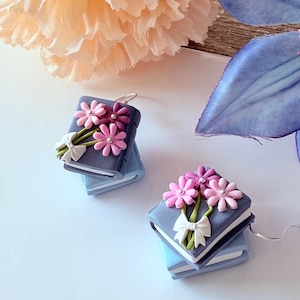 Bokörhängen, blommiga bokörhängen, handgjorda smycken av polymerlera, present till bokälskare