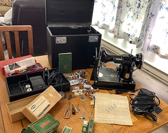 Featherweight singer sewing machine, 1935, AE548851, with carting case , accessories and attachments