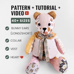 Könnte beinhalten: Ein handgefertigter Patchwork-Teddybär mit Hasenohren, Kragen und Weste. Der Bär besteht aus verschiedenen floralen und gemusterten Stoffen in Rosa, Gelb und Braun. Der Text auf dem Bild lautet "PATTERN + TUTORIAL + VIDEO" und "40+ SIZES".
