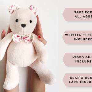 K&ouml;nnte beinhalten: Ein hellrosa Pl&uuml;schb&auml;r mit floral gemusterten Ohren und einer passenden Fliege. Der Text rechts lautet: SAFE FOR ALL AGES, WRITTEN TUTORIAL INCLUDED, VIDEO GUIDE INCLUDED und BEAR & BUNNY EARS INCLUDED.