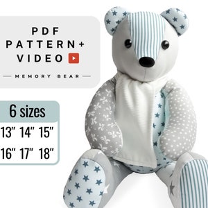 Puede incluir: Un oso de peluche hecho de parches de tela azul claro, gris y blanco con patrones de estrellas, rayas y flores. Lleva una bufanda blanca y tiene ojos y nariz negros. Texto: PDF PATTERN + VIDEO MEMORY BEAR, 6 tamaños 33 cm 36 cm 38 cm 41 cm 43 cm 46 cm.