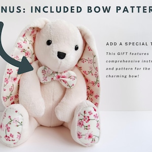 K&ouml;nnte beinhalten: Ein Pl&uuml;sch-Hasen aus rosa Stoff mit einem Blumenmuster an den Ohren und F&uuml;&szlig;en. Der Hase tr&auml;gt eine Schleife mit einem Blumenmuster. Der Text "BONUS: INCLUDED BOW PATTERN!" befindet sich oben im Bild. Der Text "ADD A SPECIAL TOUCH! This GIFT features comprehensive instructions and pattern for the charming bow!" befindet sich rechts im Bild.