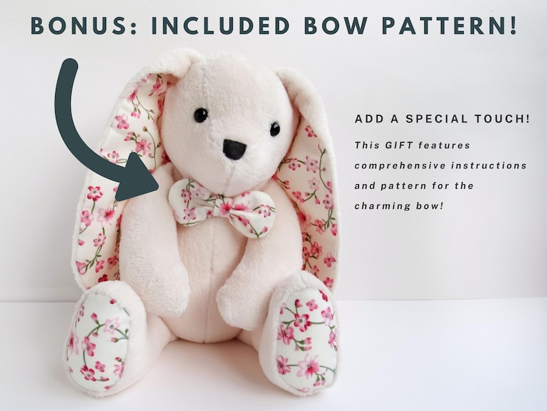 K&ouml;nnte beinhalten: Ein Pl&uuml;sch-Hasen aus rosa Stoff mit einem Blumenmuster an den Ohren und F&uuml;&szlig;en. Der Hase tr&auml;gt eine Schleife mit einem Blumenmuster. Der Text "BONUS: INCLUDED BOW PATTERN!" befindet sich oben im Bild. Der Text "ADD A SPECIAL TOUCH! This GIFT features comprehensive instructions and pattern for the charming bow!" befindet sich rechts im Bild.
