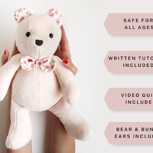 K&ouml;nnte beinhalten: Ein rosa Pl&uuml;schteddyb&auml;r mit Ohren aus Blumenstoff und einer Schleife. Der B&auml;r wird von den H&auml;nden einer Person gehalten. Das Bild enth&auml;lt Text, der "Safe for all ages", "Written tutorial included", "Video guide included" und "Bear & Bunny ears included" lautet.