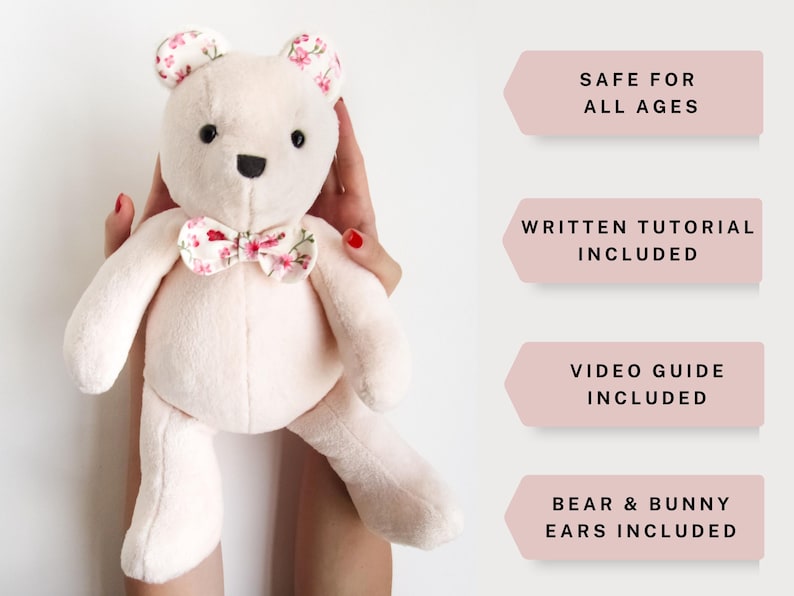 K&ouml;nnte beinhalten: Ein rosa Pl&uuml;schteddyb&auml;r mit Ohren aus Blumenstoff und einer Schleife. Der B&auml;r wird von den H&auml;nden einer Person gehalten. Das Bild enth&auml;lt Text, der "Safe for all ages", "Written tutorial included", "Video guide included" und "Bear & Bunny ears included" lautet.