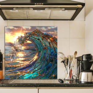 Op de afbeelding: Een artistieke weergave van een brekende golf, met een zonsondergang op de achtergrond. De golf is afgebeeld in tinten blauw, teal en goud, wat een dynamisch beeld creëert. Het kunstwerk is aan de muur bevestigd.