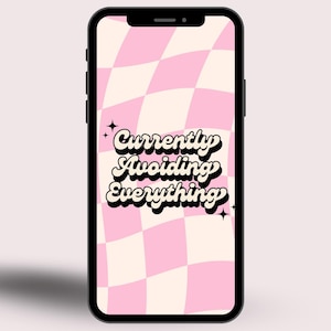 Puede incluir: Un teléfono inteligente muestra un fondo a cuadros rosa y crema con el texto "Currently Avoiding Everything" en una fuente retro. El teléfono tiene un marco negro y una sombra.