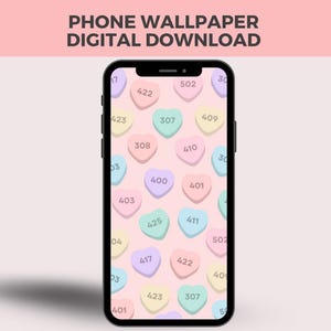 Könnte beinhalten: Ein Smartphone mit einem digitalen Hintergrundbild, das ein wiederkehrendes Muster aus pastellfarbenen herzförmigen Bonbons auf hellrosa Grund zeigt. Jedes Bonbon ist mit einer dreistelligen Zahl bedruckt. Darüber steht der Text PHONE WALLPAPER DIGITAL DOWNLOAD.