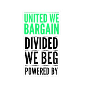 以下が含まれることがあります： 「United We Bargain Divided We Beg Powered By」と黒と緑の文字が書かれた白いステッカーです。
