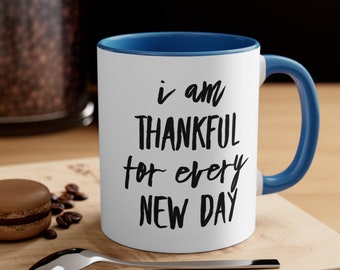 Tägliche Affirmationstasse, 'Ich bin dankbar für jeden neuen Tag', Kaffeetasse, 11 Unze - farbige Innenausstattung / farbiger Griff
