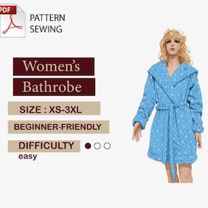 Puede incluir: Bata de baño azul claro con estampado de lunares blancos, usada por un maniquí. La imagen incluye el texto "Women's Bathrobe", "SIZE: XS-3XL" y "BEGINNER-FRIENDLY". La dificultad se indica como fácil.