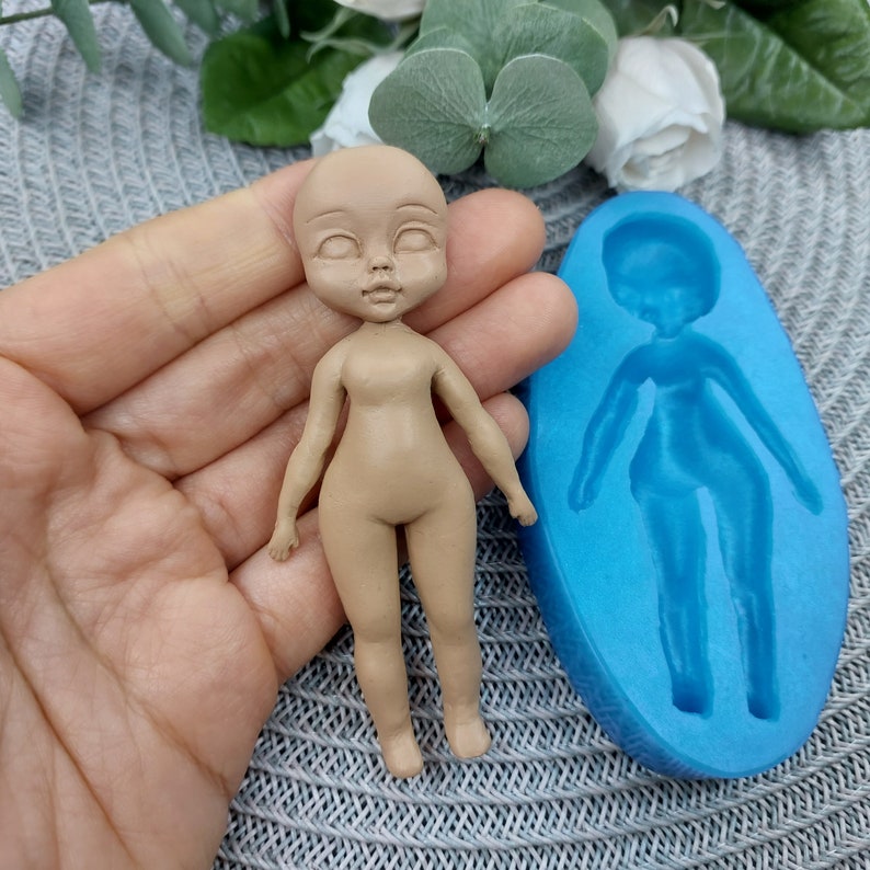 Puede incluir: Una mu&ntilde;eca de color carne con una cara detallada y un molde de silicona para hacer mu&ntilde;ecas similares.