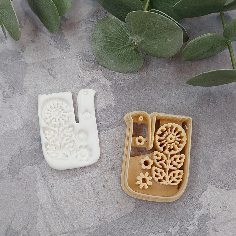 Pu&ograve; includere: Due stampini per biscotti, uno bianco e uno marrone, a forma di vaso con un motivo floreale. Lo stampino bianco ha un design pi&ugrave; dettagliato con fiori e foglie pi&ugrave; piccoli. Lo stampino marrone ha un design pi&ugrave; semplice con fiori e foglie pi&ugrave; grandi.