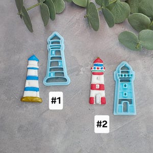 Puede incluir: Cuatro cortadores de galletas con forma de faro. Uno es un producto terminado con rayas azules y blancas, una base dorada y una parte superior azul. Dos son cortadores de plástico azul y uno es un producto terminado con rayas rojas y blancas.