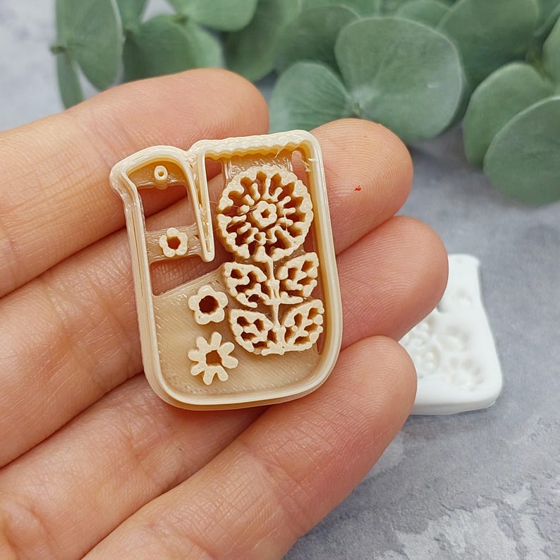 Pu&ograve; includere: Uno stampo in plastica beige per realizzare un design floreale decorativo. Lo stampo &egrave; a forma di vaso con un fiore e foglie all'interno.