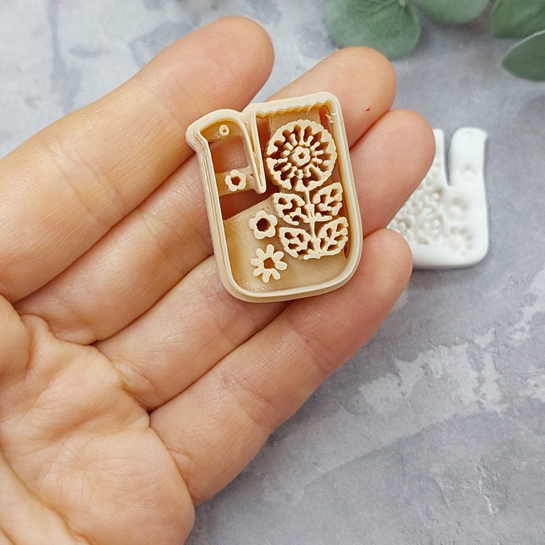 Pu&ograve; includere: Uno stampo in plastica beige con un design floreale. Lo stampo ha la forma di un uccello con un fiore nel becco.