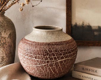 Grande vaso in ceramica Raku con smalto craquelé, firmato dallo studio, ciotola decorativa rosa e nera, stile Wabi Sabi.