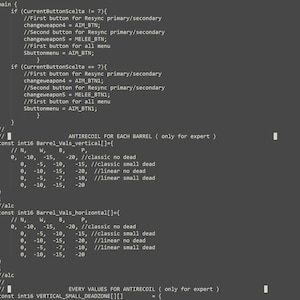 Könnte beinhalten: Ein dunkelgrauer Computerbildschirm mit Zeilen von C-Programmiercode. Der Text enthält Variablendeklarationen wie 'Barrel_Vals_vertical' und 'Barrel_Vals_horizontal' mit numerischen Arrays sowie Kommentare mit der Beschriftung 'ANTIRECOIL FOR EACH BARREL'.