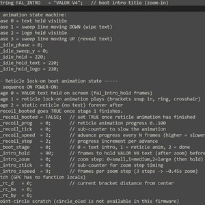 Może przedstawiać: Ciemnoszary ekran komputera wyświetlający linie kodu C++. Tekst zawiera zmienne takie jak fal_idle_phase, fal_idle_sweep_y i fal_recoil_booted, z komentarzami wyjaśniającymi maszynę stanów animacji bezczynności oraz sekwencję uruchamiania systemu.