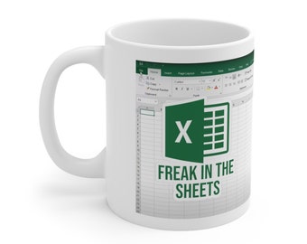 Puede incluir: Taza de cerámica blanca con un diseño verde y blanco que presenta el logotipo de Microsoft Excel y el texto "Freak in the Sheets".