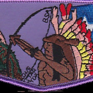 Puede incluir: Parche bordado morado con una figura marrón sosteniendo una lanza, una cordillera y una bandera de Texas con el texto "Go Now" en la esquina inferior derecha.