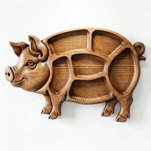 Puede incluir: Bandeja de madera con forma de cerdo, con múltiples compartimentos. La bandeja es de color marrón claro y presenta detalles tallados. El texto "WWW.3DWAVE.US 3D STL FILES FOR CNC" es visible. Ideal para aperitivos.