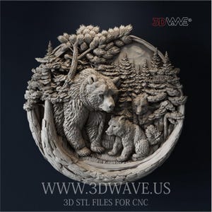 Puede incluir: Escultura en relieve detallada de una familia de osos en un entorno forestal. La obra de arte presenta un oso grande con dos cachorros, rodeados de árboles y follaje, todo dentro de un marco circular. El texto "WWW.3DWAVE.US" y "3D STL FILES FOR CNC" son visibles.