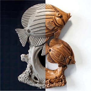 Puede incluir: Escultura decorativa de pared con dos peces tallados, uno en madera natural y otro en gris claro. Los peces están montados sobre una base de madera tallada estilizada. La escultura tiene texturas detalladas.