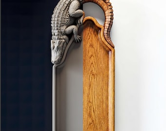Könnte beinhalten: Ein dekoratives, an der Wand befestigtes Tablett mit einer detaillierten Alligatorskulptur. Der Alligator ist grau, und das Tablett ist halb grau und halb holzfarben. Der Schwanz des Alligators bildet einen Griff. Die Website-Adresse "www.3dwave.us" ist unten aufgedruckt.