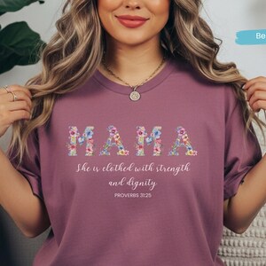 Camiseta Proverbios 31:25 para mamá, Camiseta cristiana floral Comfort Colors para mamá, Regalo del Día de la Madre, Ella está vestida de fuerza